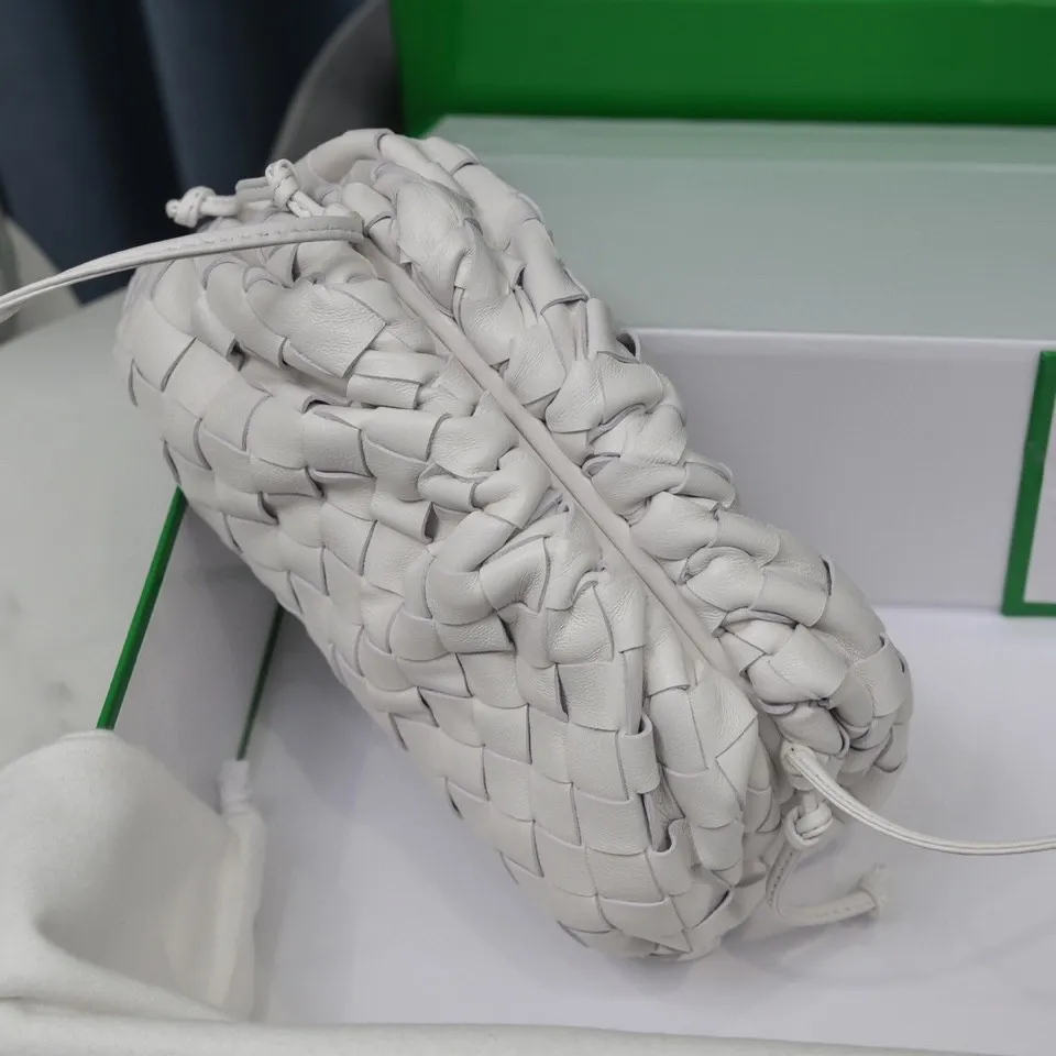 Batch 1260 Small Cloud Large Plaid Weaving The pouch Cloud bag is the first series designed by former Celine designer Daniel Lee after joining BV. The upper body is extremely ecstatic ~ fashionable and classy ~ elegant and concise, lazy and intellectual size: 23*13*8 [Little Cloud Rough Weave#]
